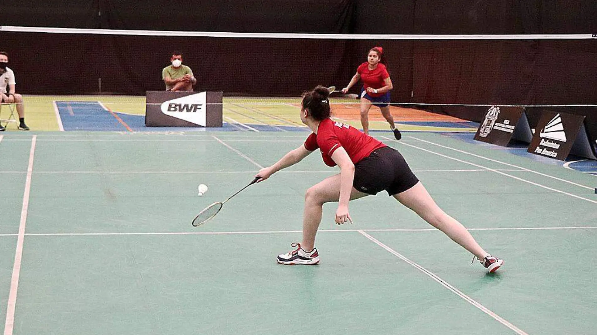 Mujer practicando Bádminton